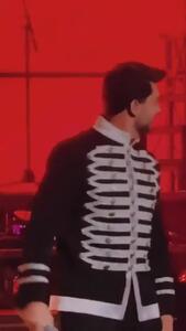 (ویدئو) جنجال در کنسرت فرزاد فرزین؛ پخش صدای آقای خواننده در حین سکوت روی صحنه