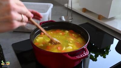 سوپ سیب زمینی: غذایی ساده، کامل و مقوی با طعمی بی‌نظیر (آموزش ویدئویی)