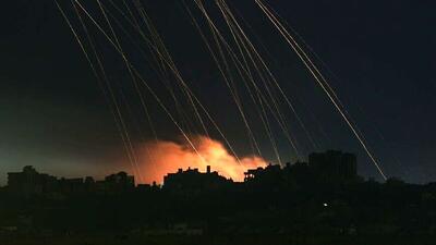 تصاویر واضح از لحظه اصابت دقیق موشک‌های ایران به اسرائیل