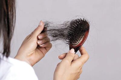 اگه از ریزش بی رویه موهاتون رنج میبرید، سبک زندگیت رو عوض کن | چند کار غلطی که موهاتون رو نابود میکنه!