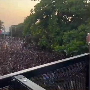ویدئو/ تجمع چندهزار نفری جلوی خانه شاهرخ خان!