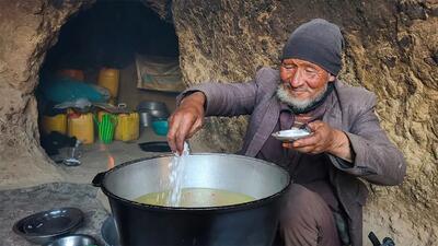 (ویدئو) نمایی از پخت دیدنی نان ساجی و پلو زردآلو توسط یک زوج غارنشین افغان
