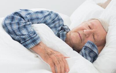 چند توصیه مهم برای خواب سالمندان | استفاده از آب نیم گرم برای خواب راحت تر