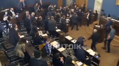 ببینید/ کتک‌کارى در پارلمان گرجستان هنگام بررسی قانون جنجالی حضور عوامل خارجی در کشور