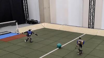 ببینید| ربات‌های انسان‌نمای گوگل در زمین چمن، فوتبال بازی می‌کنند