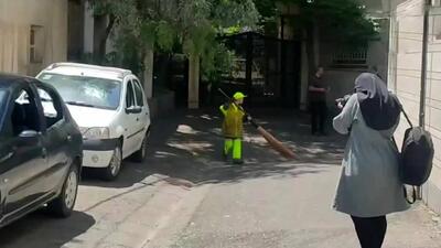 ببینید | اقدام عجیب کارگران شهرداری تهران در شب؛ ریختن زباله در جلوی خانه‌ها!