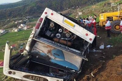 عکس/ واژگونی مرگبار اتوبوس در گردنه حیران