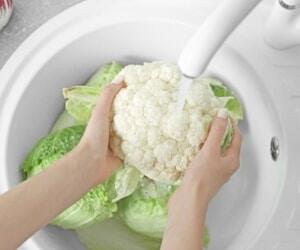 شست و شوی سبزیجات با نمک صحیح یا غلط ؟