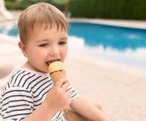 به 2 دلیل مهم به کودکتان زیاد بستنی ندهید!