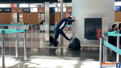 تمرینات کششی مسلم اولادقباد در گوشه‌ای از فرودگاه - پارس فوتبال | خبرگزاری فوتبال ایران | ParsFootball