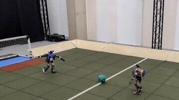 ببینید| ربات‌های انسان‌نمای گوگل در زمین چمن، فوتبال بازی می‌کنند | شبکه اطلاع‌ رسانی طلا و ارز