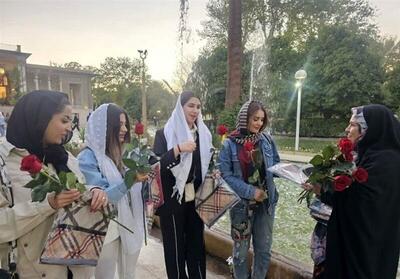 تقدیم شاخه‌گل به بانوان کم‌حجاب در باغ عفیف‌آباد  + تصاویر