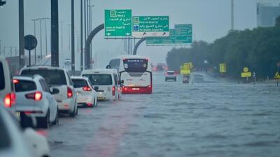 فروریختن یک جاده در العین امارات در اثر بارش باران (فیلم)