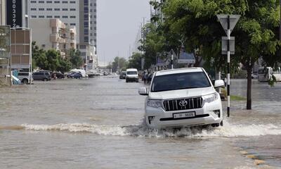 بارندگی‌های شدید باعث سیل در خیابان‌های دبی شد (فیلم)