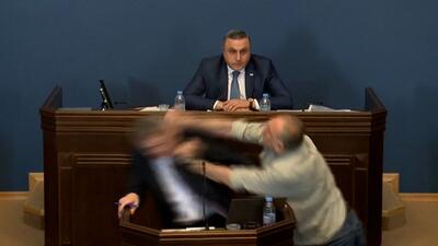 قانون محدود کننده آزادی رسانه‌ها در گرجستان؛ زد و خورد و دعوای دو نماینده در پارلمان خبرساز شد