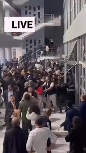 (ویدئو) ازدحام شدید و شکستن شیشه‌ ها در کنسرت معین در ترکیه
