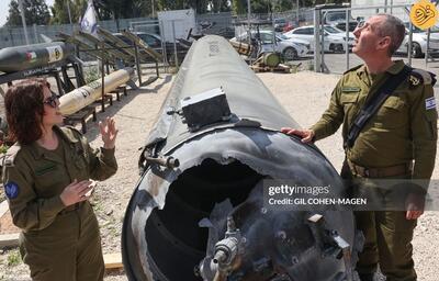 (تصاویر) ارتش اسرائیل بقایای موشک بالستیک ایرانی را به نمایش گذاشت