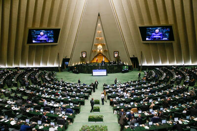 احترام نظامی به محمدباقر قالیباف در صحن علنی مجلس | عکس
