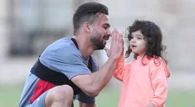 عکس| قاب عاشقانه بازیکن پرسپولیس و دخترش در تمرین