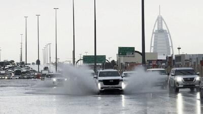 بارندگی شدید در امارات همزمان با جان باختن ۱۸ نفر در سیل عمان