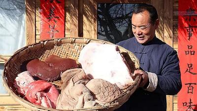 فیلم/ غذای روستایی در چین؛ پخت یک غذای خلاقانه با گوشت، سیرابی و جگر