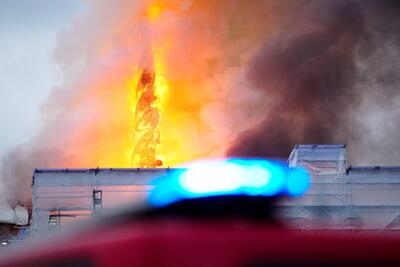 آتش سوزی ساختمان بورس در پایتخت دانمارک + تصاویر | خبرگزاری بین المللی شفقنا