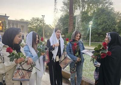 اهدای شاخه گل به بانوان کم‌حجاب در باغ عفیف‌آباد شیراز - تسنیم