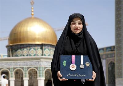 اهدای مدال طلای بانوی ورزشکار به موزه آستان قدس رضوی - تسنیم