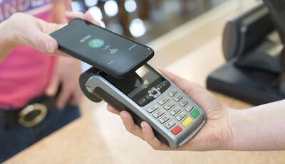 امکان پرداخت پول با تلفن همراه به جای کارت بانکی