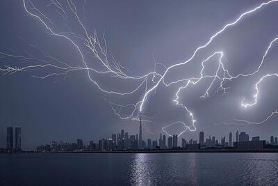 عکسی از رعد و برق در آسمان دوبی | اقتصاد24