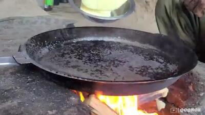 (ویدئو) غذای غارنشینان در افغانستان؛ نحوه پخت زولبیا و بامیه داخل ساج