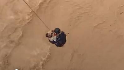 (ویدئو) عملیات امداد هوایی برای نجات سیل‌زدگان در عمان