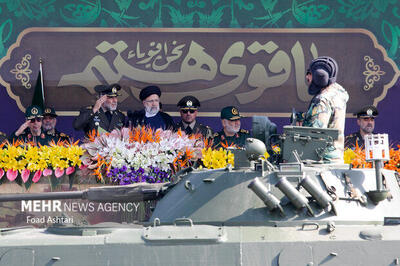 آغاز مراسم رژه ارتش جمهوری اسلامی ایران با حضور رئیسی