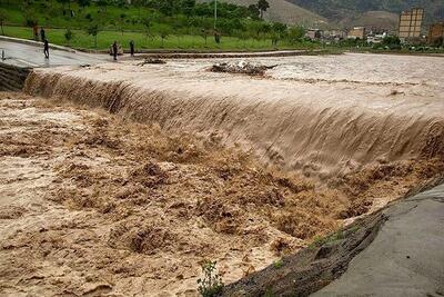 جاری‌ شدن سیل در رودخانه آسفیچ شهرستان بهاباد + فیلم