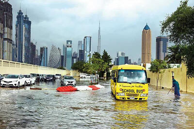 وضعیت بزرگراه شیخ زائد دبی بعد از بارندگی! | از ترافیک سنگین تا خودروهای شناور در آب | ببینید
