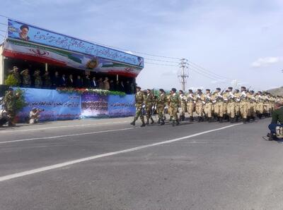 اتفاقی عجیب در مراسم رژه روز ارتش در مشهد/ ویدئو