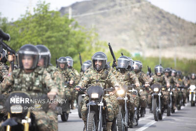 نمایش اقتدار نیروی ارتش جمهوری اسلامی ایران در مشهد مقدس