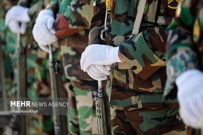 رژه نیروهای مسلح در روز ارتش در اصفهان