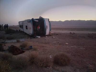 مصدومیت ۱۳ نفر در پی واژگونی اتوبوس در یزد