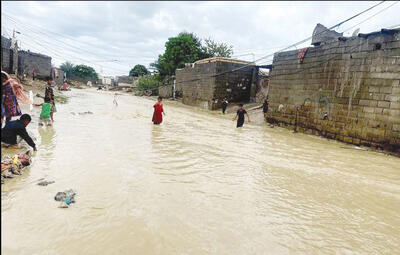 خانه‌های مردم داخل آب رفته، راه‌های ارتباطی روستا‌ها هم قطع شده