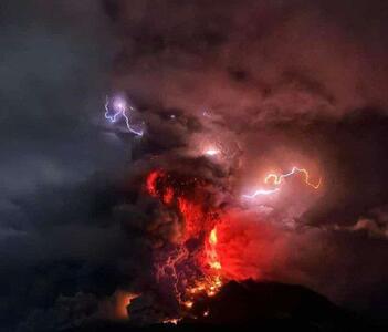 فوران کوه آتشفشان روآنگ اندونزی (عکس)
