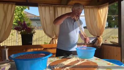 (ویدئو) غذای روستایی در پرتغال؛ فرآیند تهیه و پخت سوسیس جگر گاو