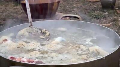 (ویدئو) نحوه پخت یک غذای سنتی با پاچه های بزرگ گاو به روش آشپز روستایی قفقازی