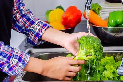 هشدار؛ برای شست و شوی سبزیجات از نمک، سرکه و جوش شیرین استفاده نکنید