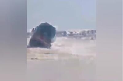 سقوط وحشتناک کامیون نفت‌کش در ‌رودخانه بندر خمیر