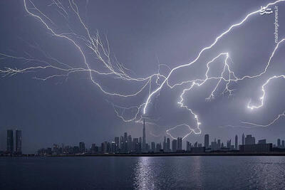 تصویری از رعد و برق در آسمان دبی