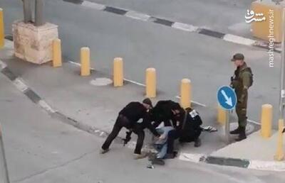 فیلم/ حمله نظامیان اسرائیلی به یک جوان فلسطینی