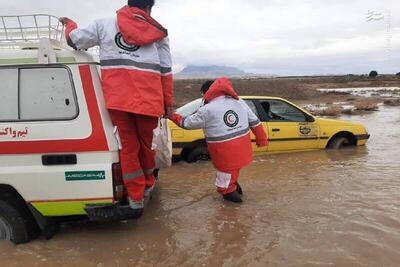 فیلم/ نجات ۴ نفر گرفتار در سیلاب سیستان و بلوچستان