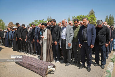 غیبت احمدی نژاد در مراسم تشییع پیکر معاونش /دولتمردان سابق آمدند