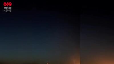 (ویدئو) لحظه هدف قرار گرفتن چند ریز پرنده در آسمان اصفهان توسط پدافند هوایی